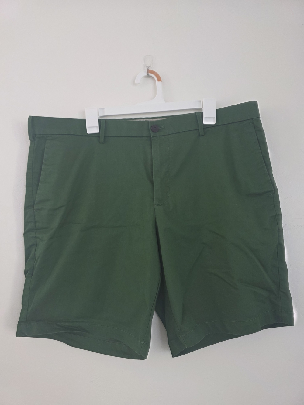 Banana Republic  Men's Forest Green Flat-Front Chino Shorts / Size 38 / 9"short